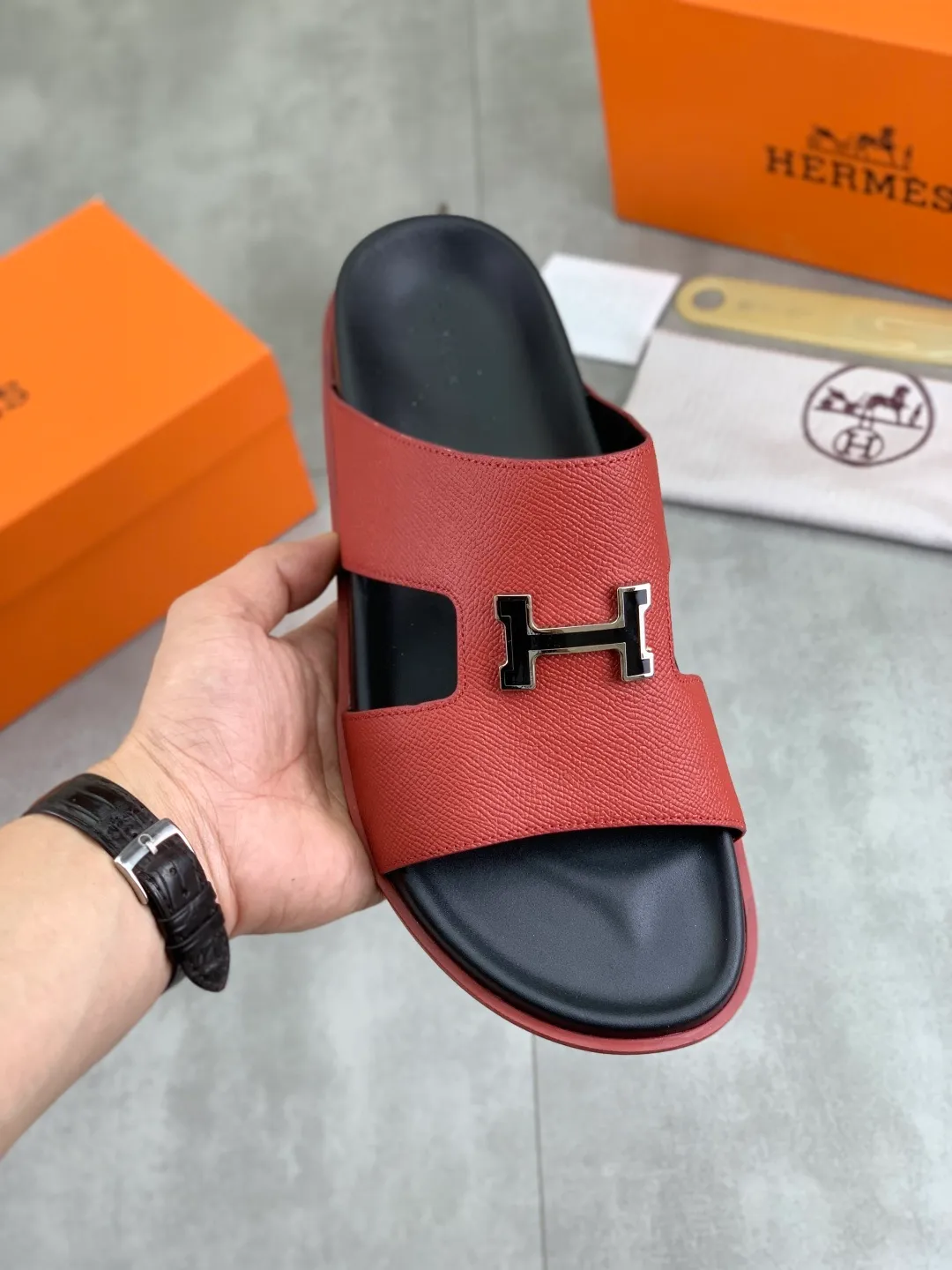 Men's shoes 💰P440 New [HERMES] high-end quality new Hermès slippers, made of imported calfskin, wear-resistant and non-slip rubber outsole. Fashionable and elegant code number: 39-44 (38 45 46 customized)
